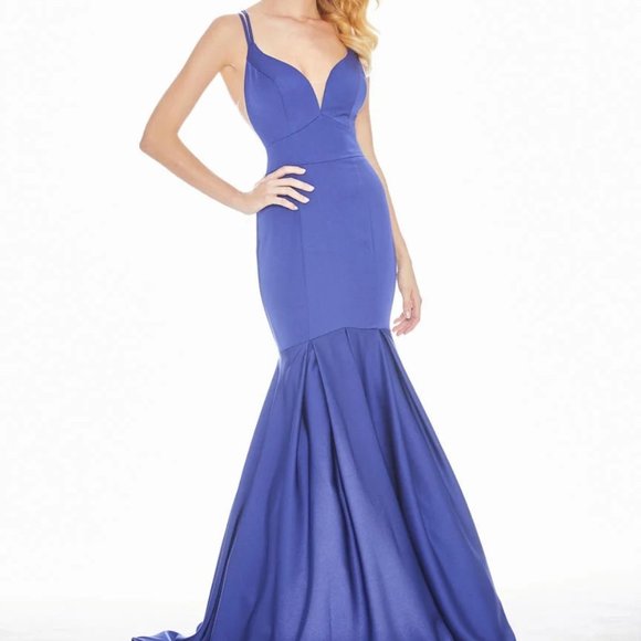 Ashley Lauren Dresses & Skirts - Ashley Lauren Form Fitted Mermaid Dress